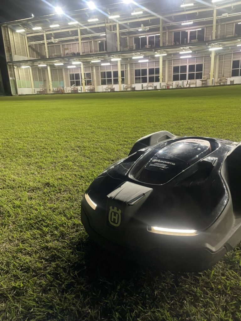 ゴルフ練習場で芝を刈る芝刈りロボット