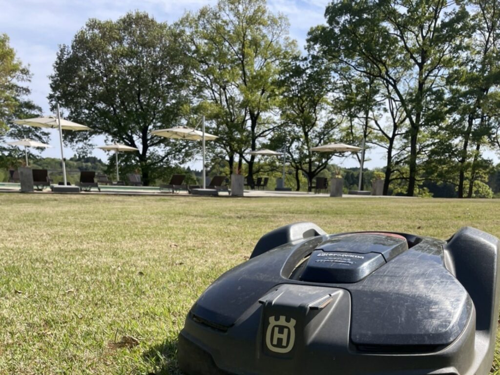 グランピング施設で芝を刈るロボット芝刈機
