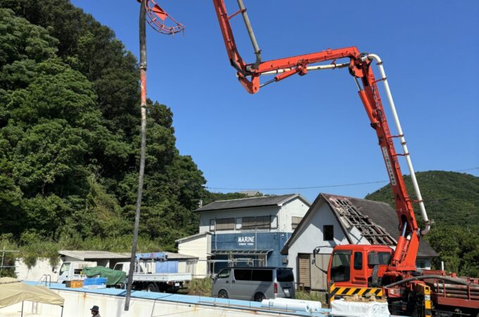 プールの建設に使用されているコンクリートポンプ車