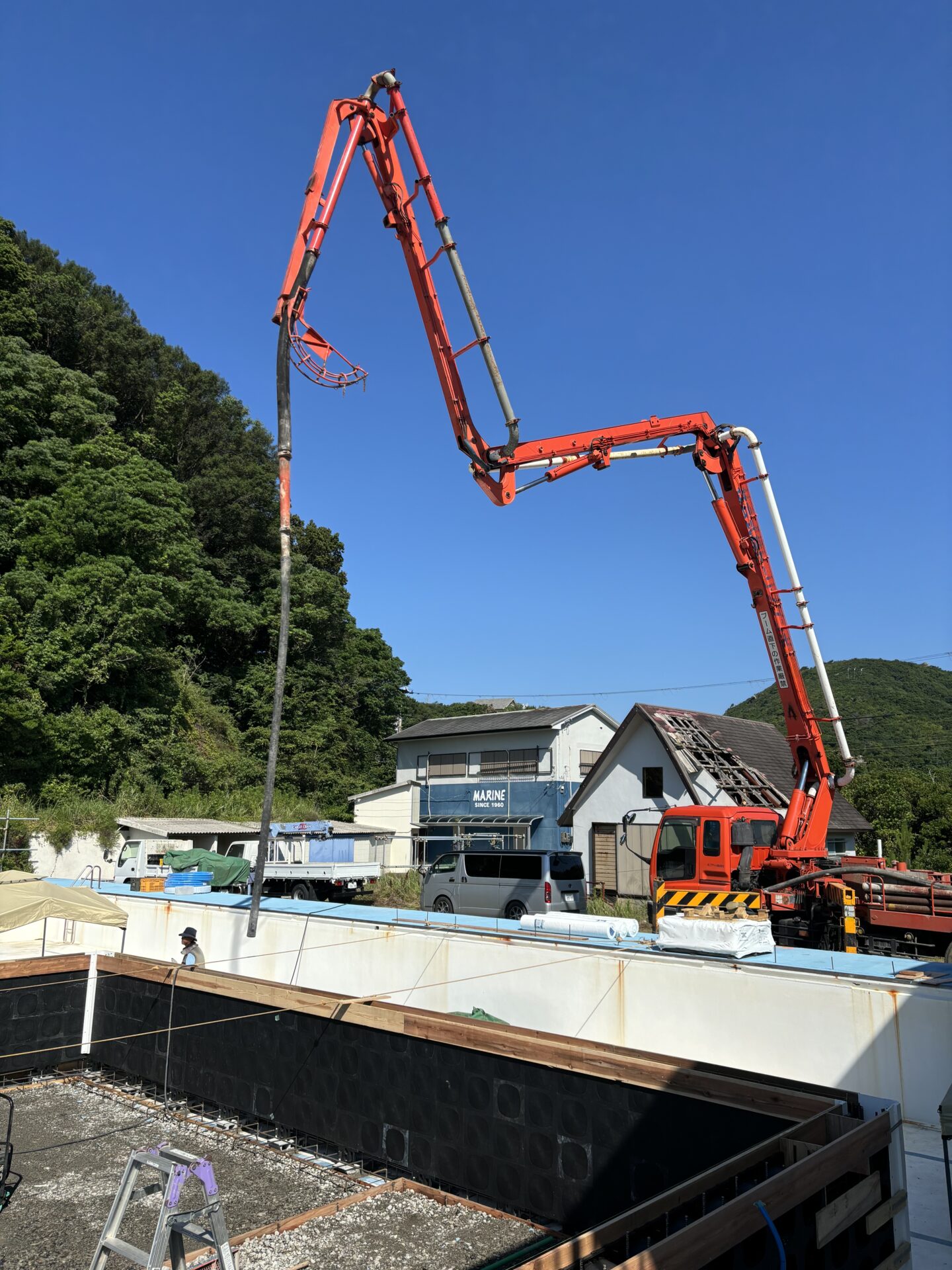 プールの建設に使用されているコンクリートポンプ車