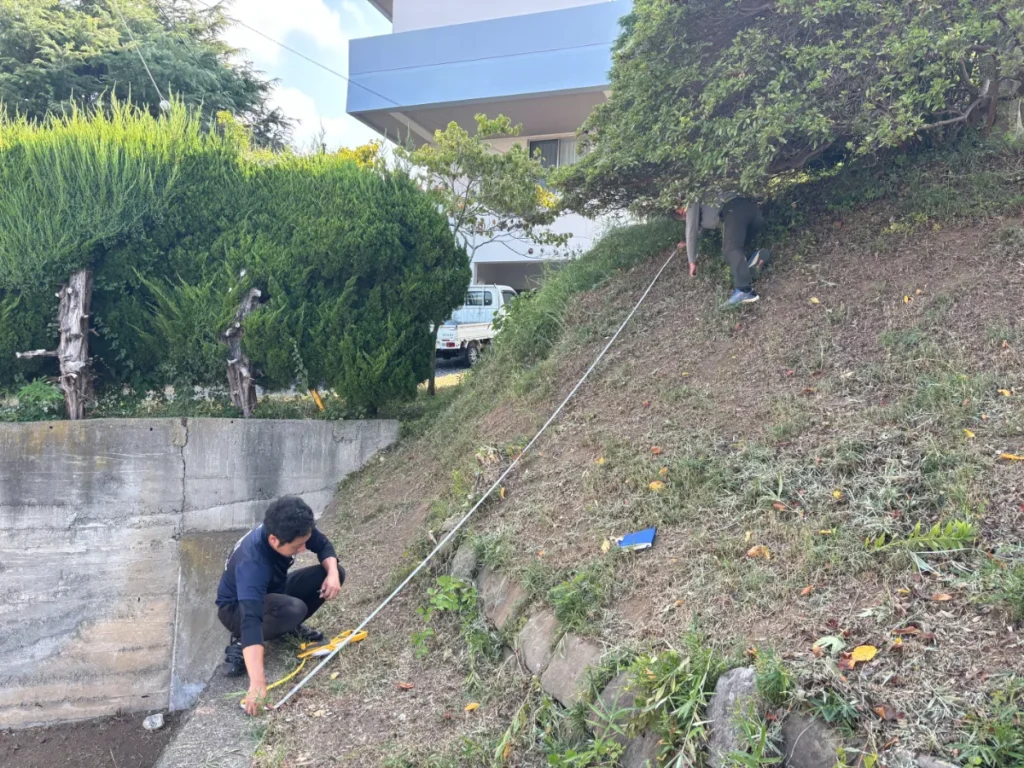 Automower導入前の現場で、35度の傾斜芝生の測定を行う様子（茨城県ひたちなか市）