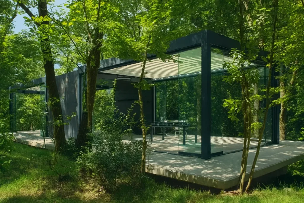 NODEAのGARDEN ANNEX｜森に佇むガラス建築と自然の調和