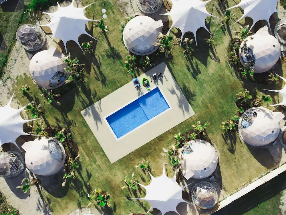 OASIS-OARAIのグランピング施設全景｜ドーム型テントとプールが並ぶ美しいレイアウト
