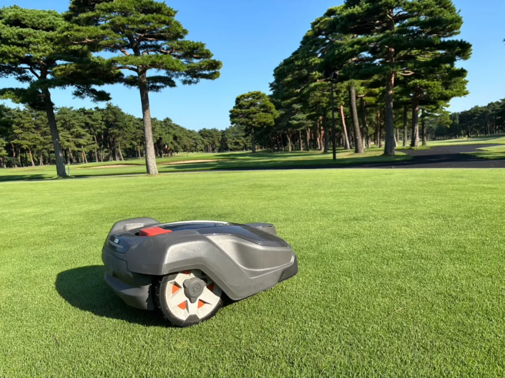 茨城ゴルフクラブの芝生を自動で管理するロボット芝刈り機Automower450