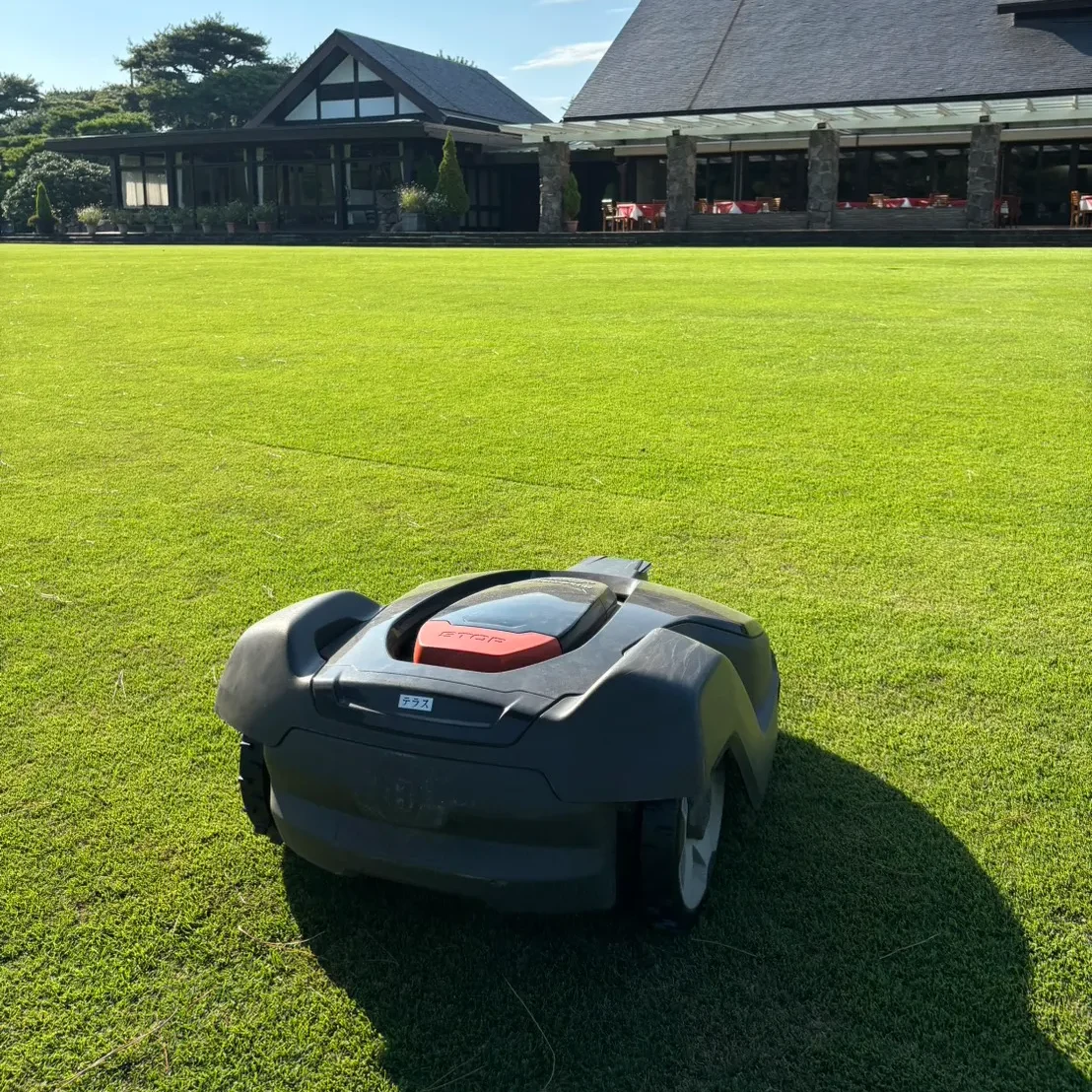 ロボット芝刈り機Automowerが施設前の芝生を自動管理する様子