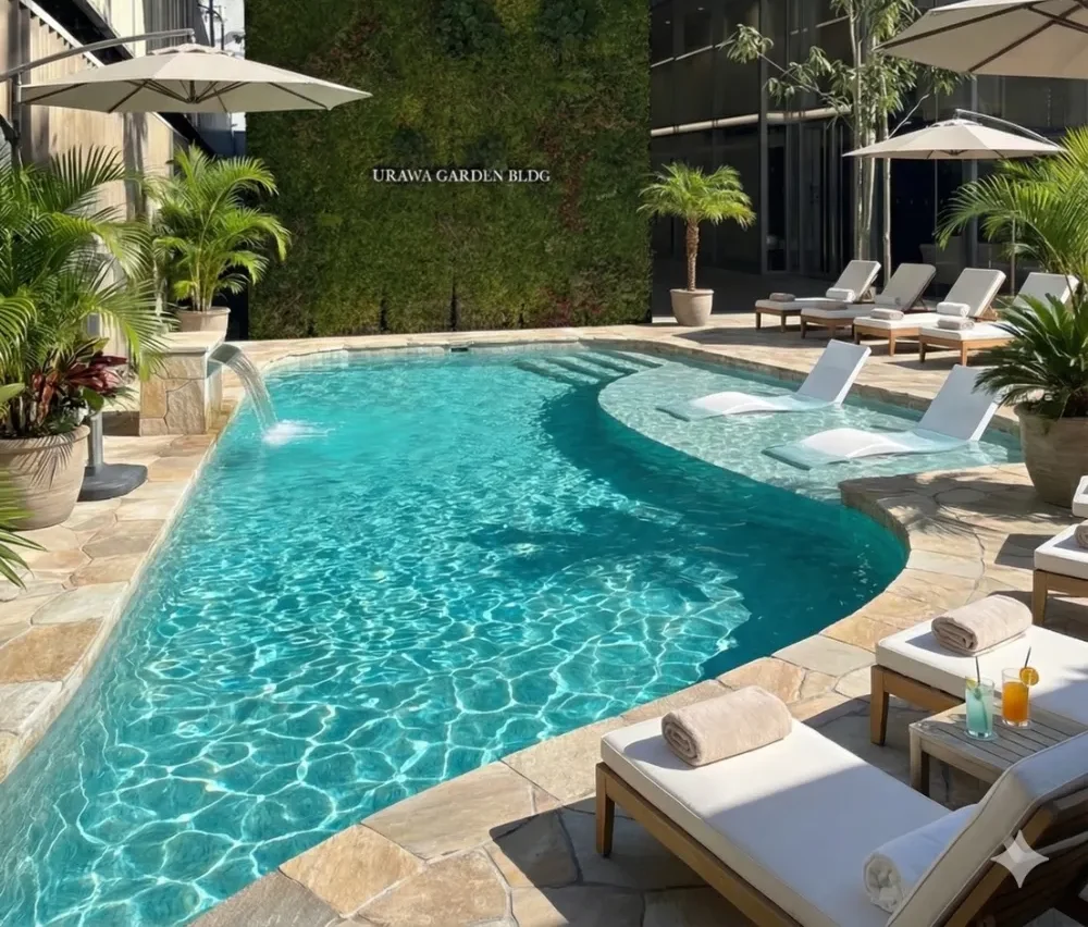 緑豊かな壁面と曲線美のプールが調和するラグジュアリーな屋外空間