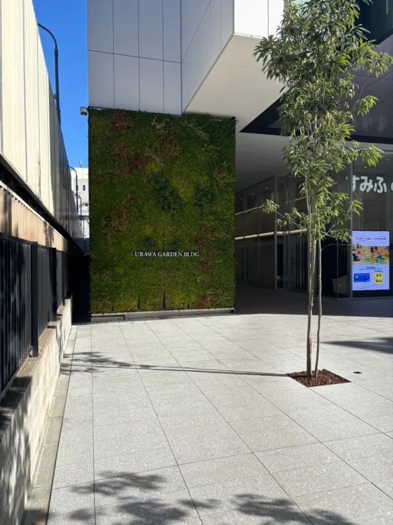 都市空間に調和する壁面緑化とガラス張りのエントランス