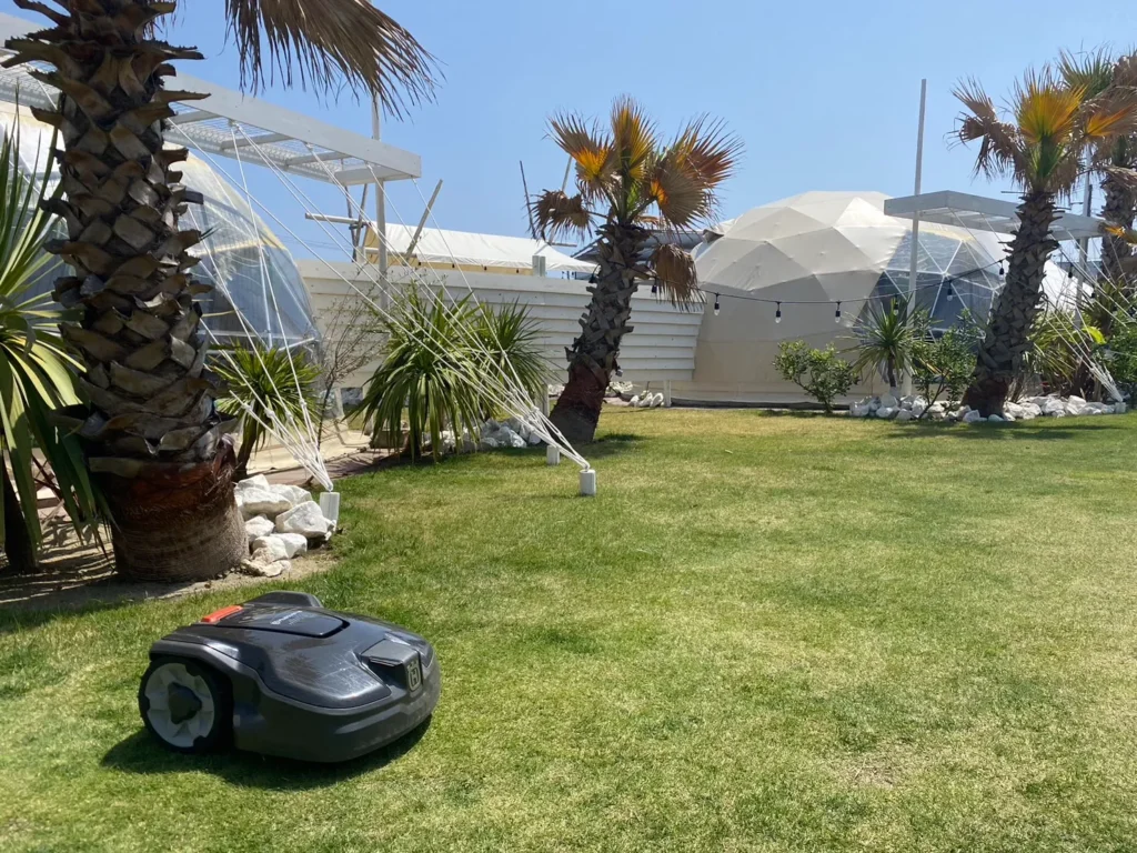 OASIS-OARAIの芝生で稼働するAotomower305ロボット芝刈機2台とドーム型テント