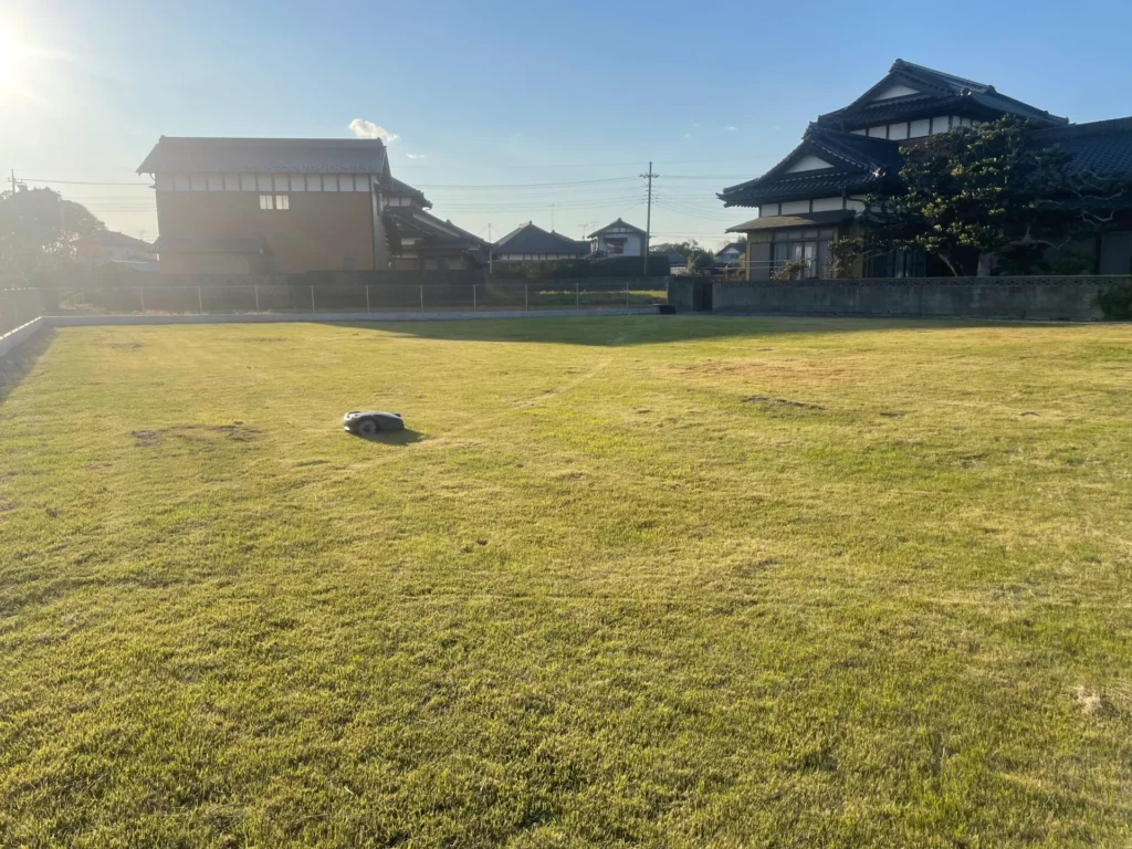 Automowerが管理するドッグランの芝生|除草剤不使用でペットにやさしい安全な環境