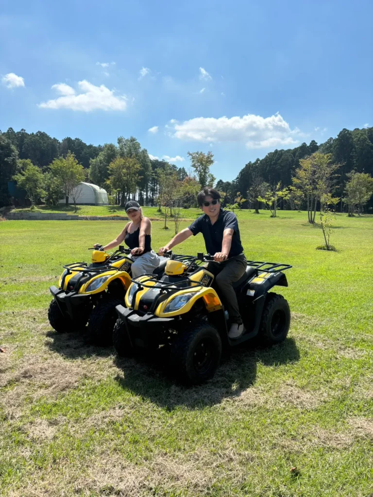 男女が水戸市の森でバギー体験を楽しむ様子