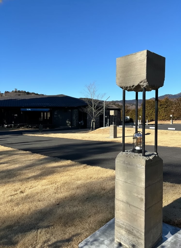 杉板型枠と鉄筋で構成されたオリジナル庭園灯。船舶照明がコンクリートの隙間に灯る