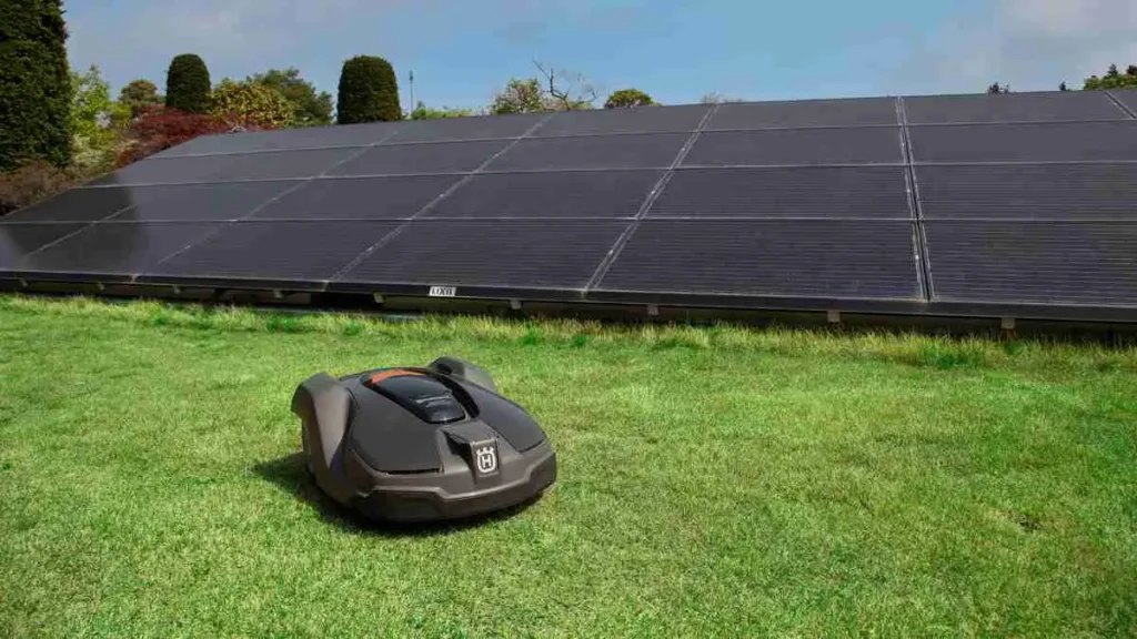 太陽光発電施設の芝生をAutomowerが自動管理する様子|持続可能なランドスケープ