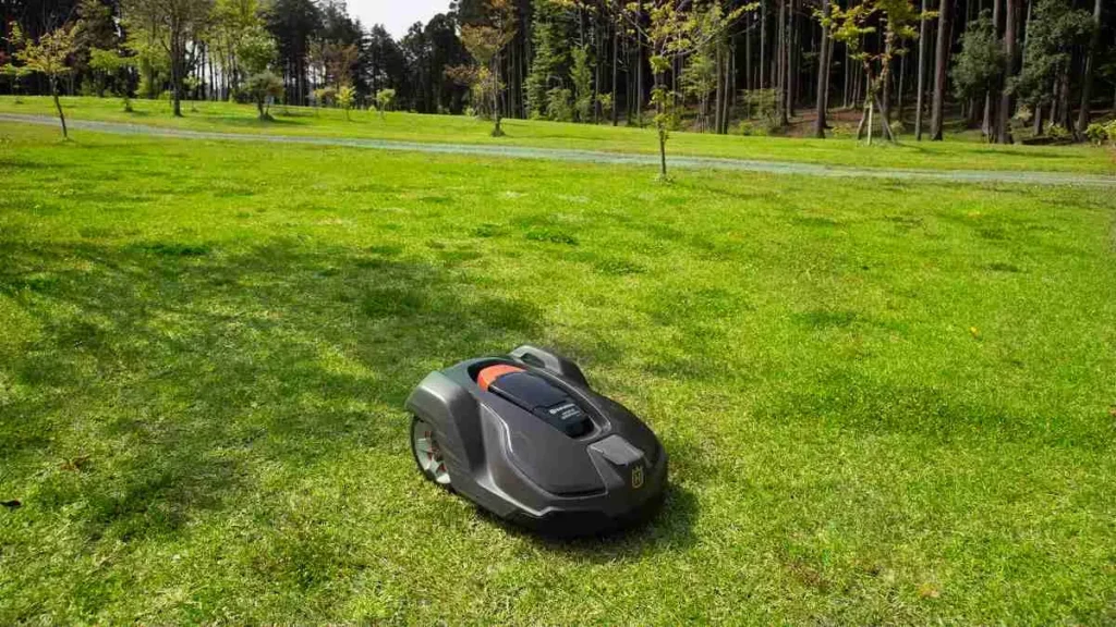 Automowerが稼働する休遊地の芝生｜静音・省エネで持続可能な草刈り管理