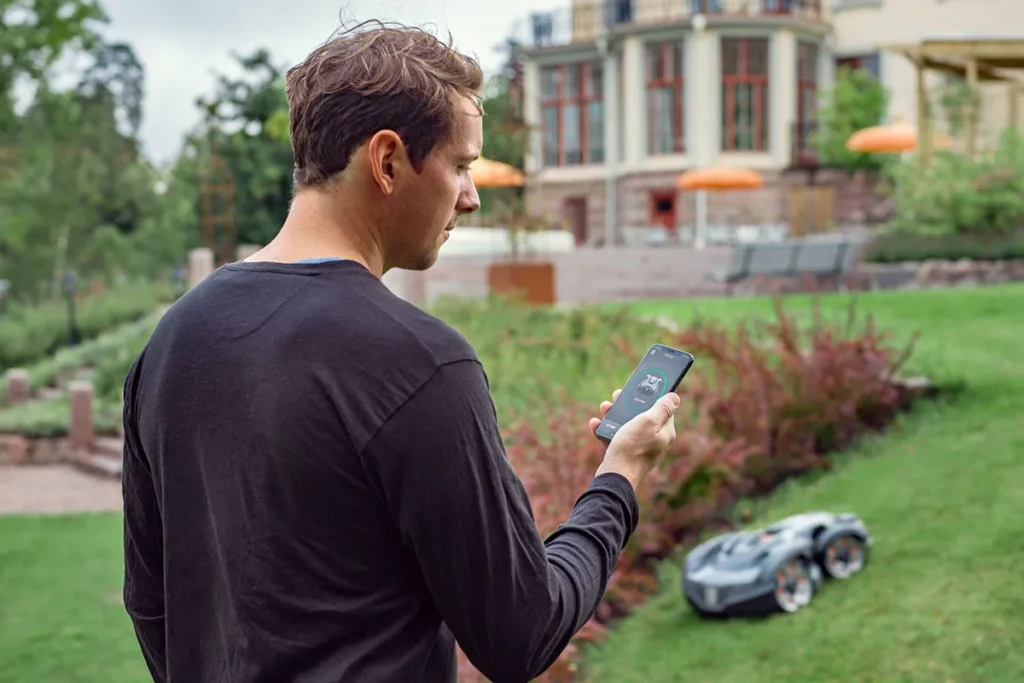 スマホで芝刈りロボットAutomowerを遠隔操作・管理する様子