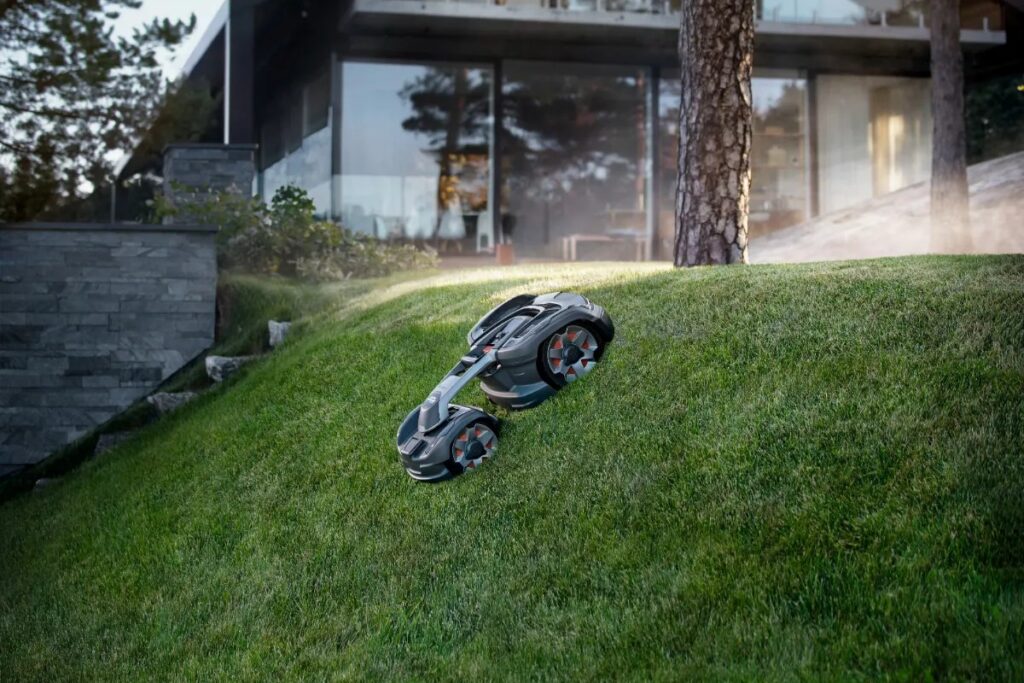 傾斜のある芝生を走行する芝刈りロボットAutomower