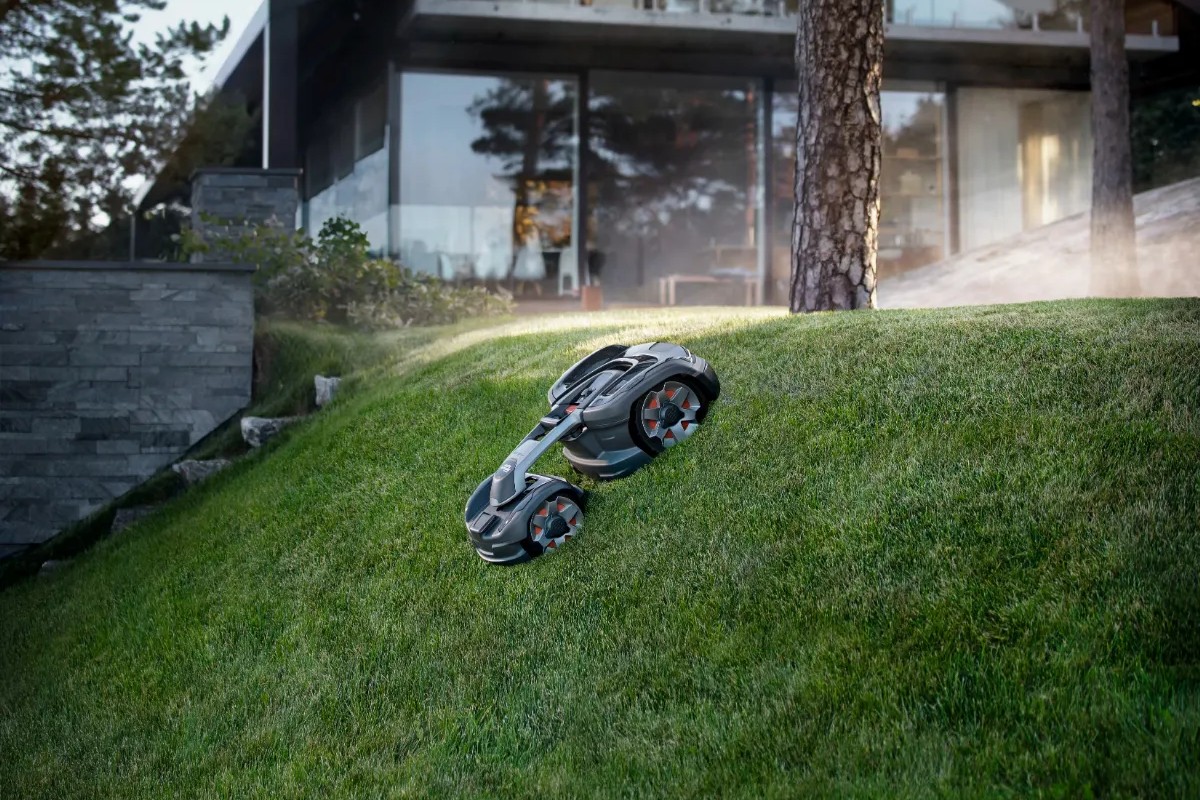 傾斜のある芝生を走行する芝刈りロボットAutomower