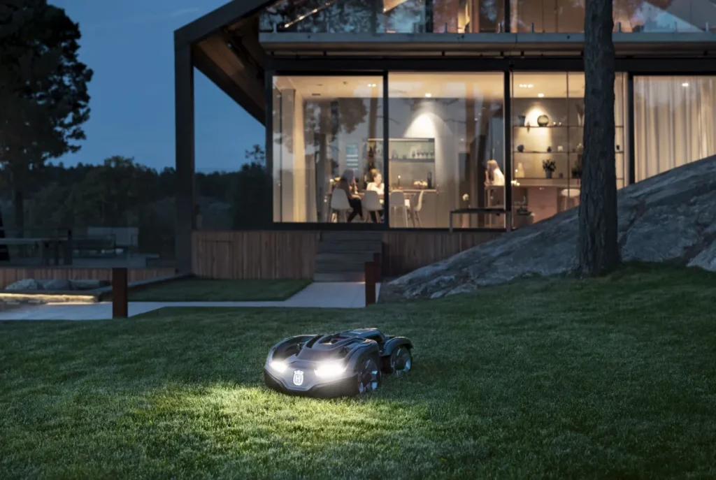芝刈りロボットAutomowerが夜間に芝生を自動で刈り込む様子