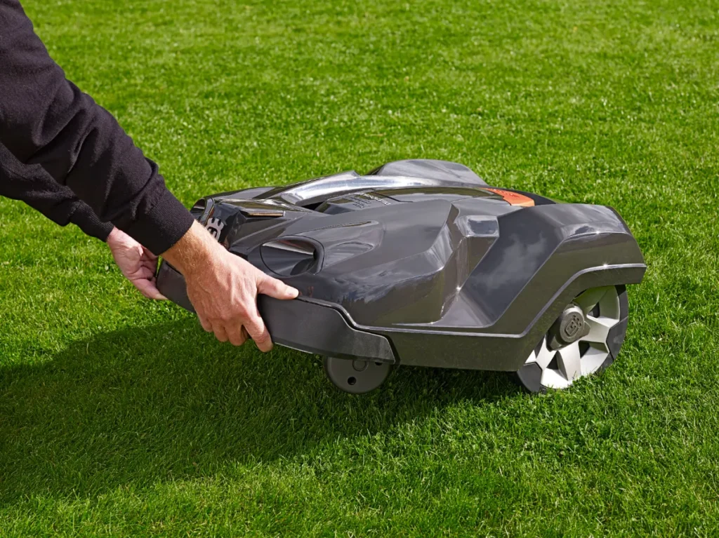 芝刈りロボットAutomowerを持ち上げた際に安全停止する様子