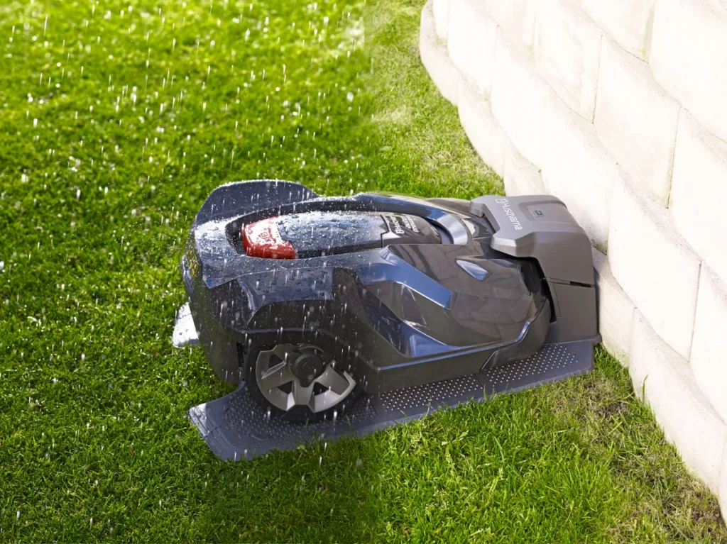 芝刈りロボットAutomowerが自動で充電ステーションに戻る様子