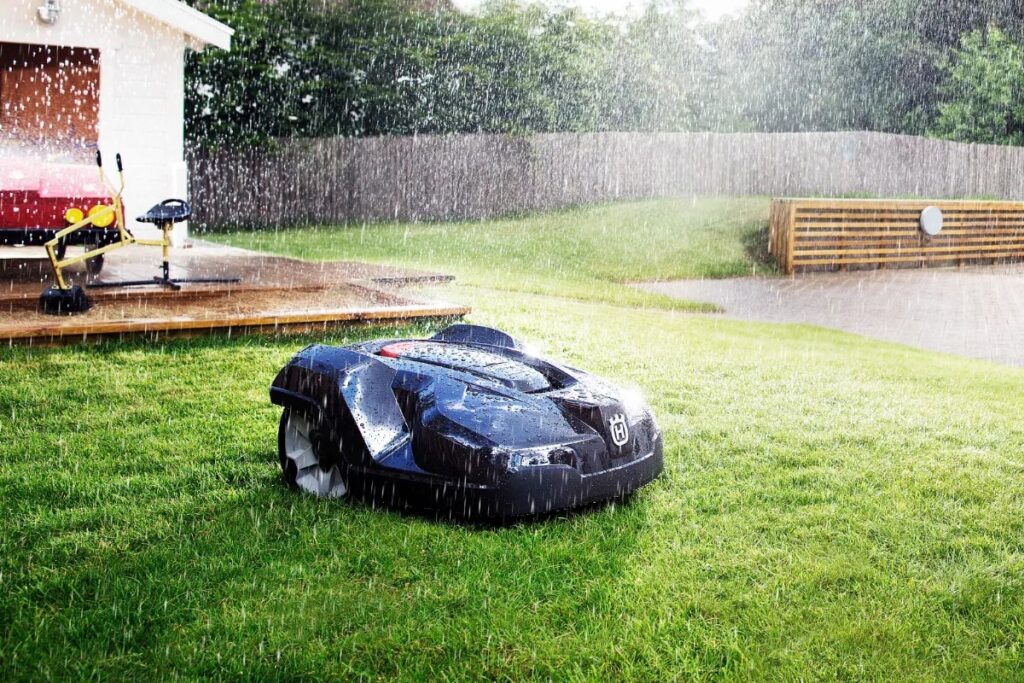 雨の中でも芝を自動で刈り込む芝刈りロボットAutomower