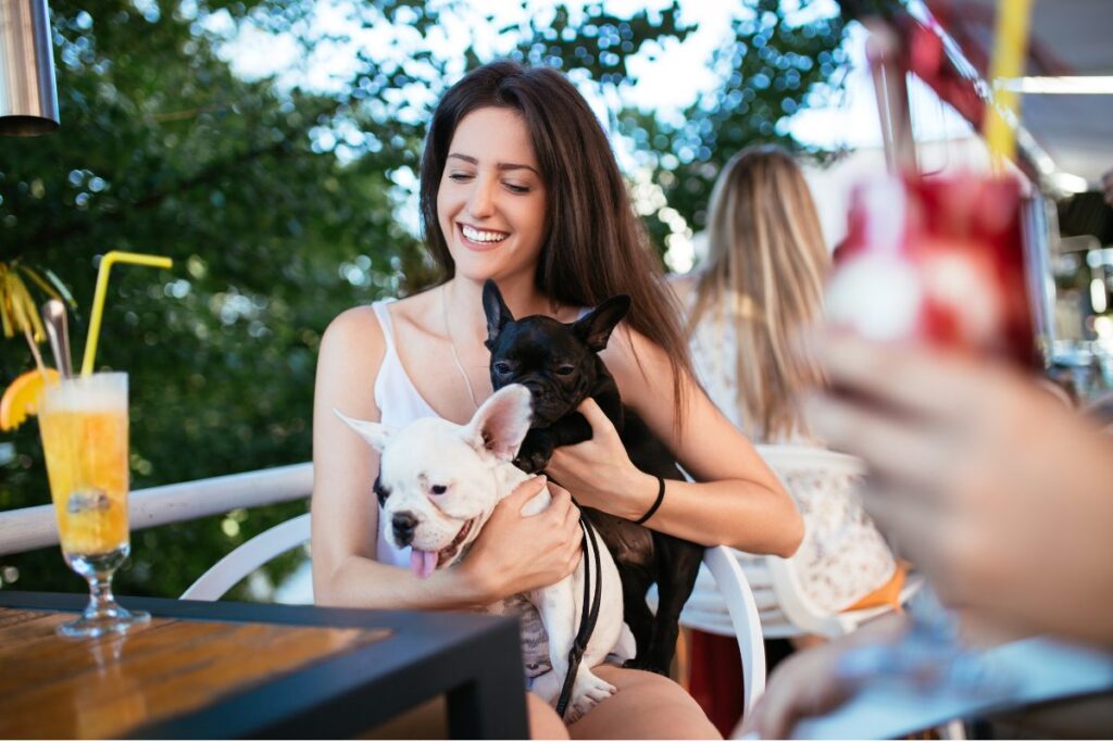 つくば市のカフェで愛犬とくつろぐ様子を写した写真